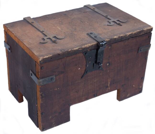 Historic replica hutch chest